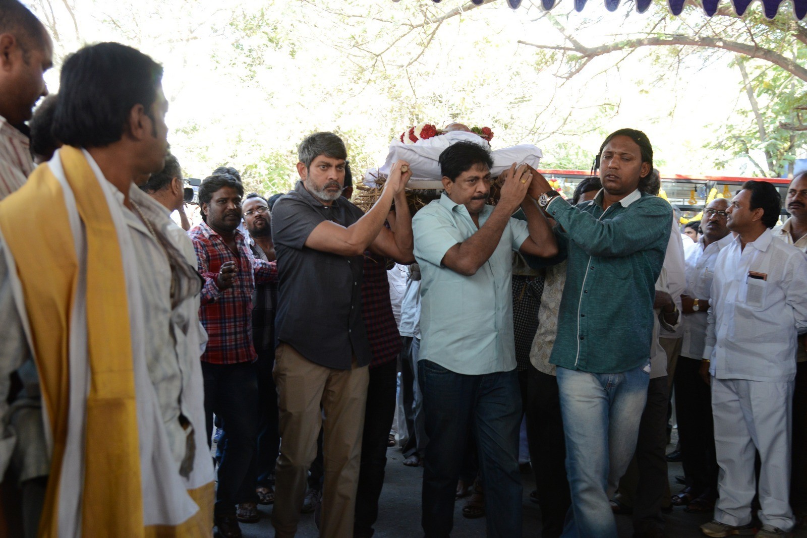 VB Rajendra Prasad Condolences Photos 02 - 5 / 170 photos