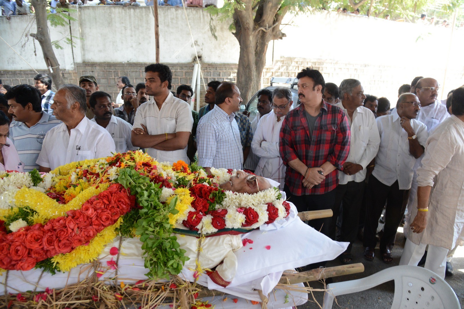 VB Rajendra Prasad Condolences Photos 02 - 7 / 170 photos