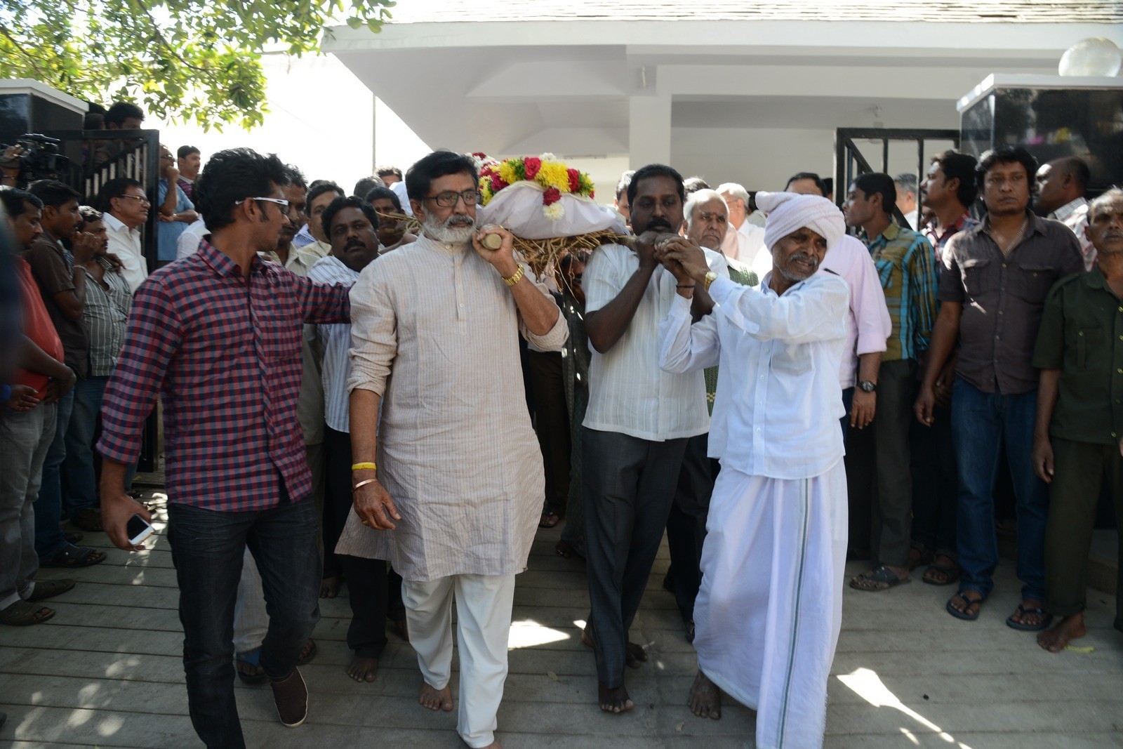 VB Rajendra Prasad Condolences Photos 02 - 21 / 170 photos