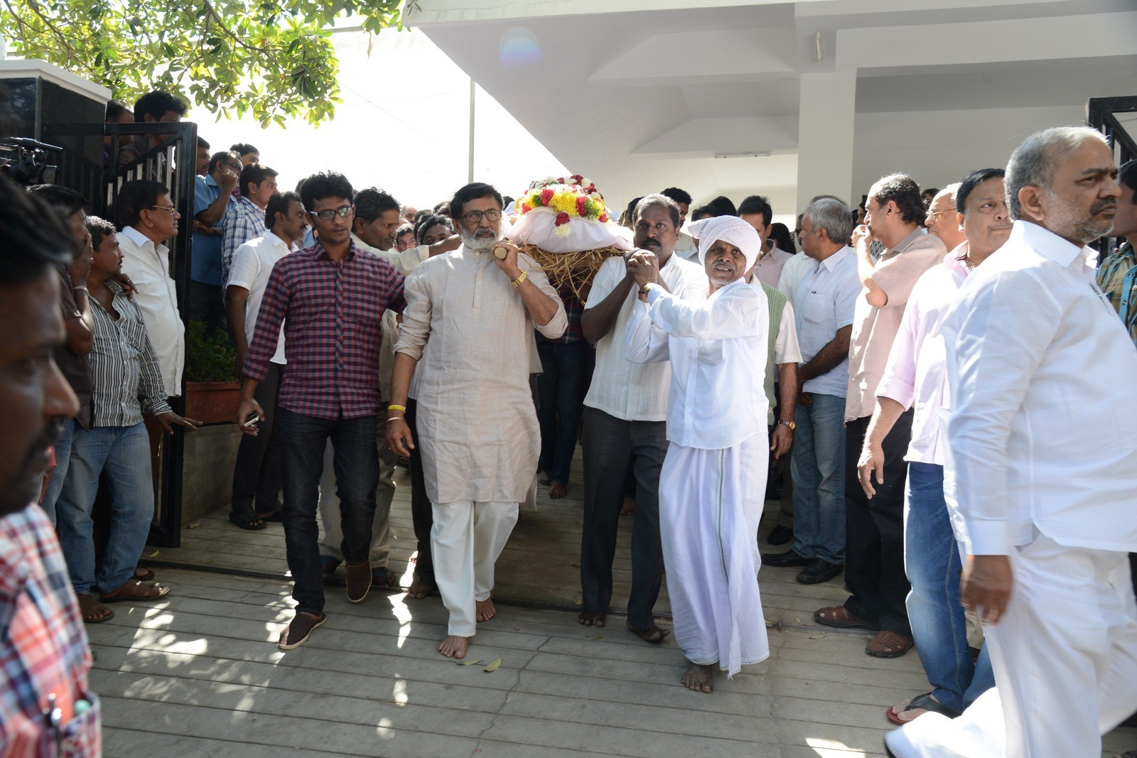 VB Rajendra Prasad Condolences Photos 02 - 161 / 170 photos