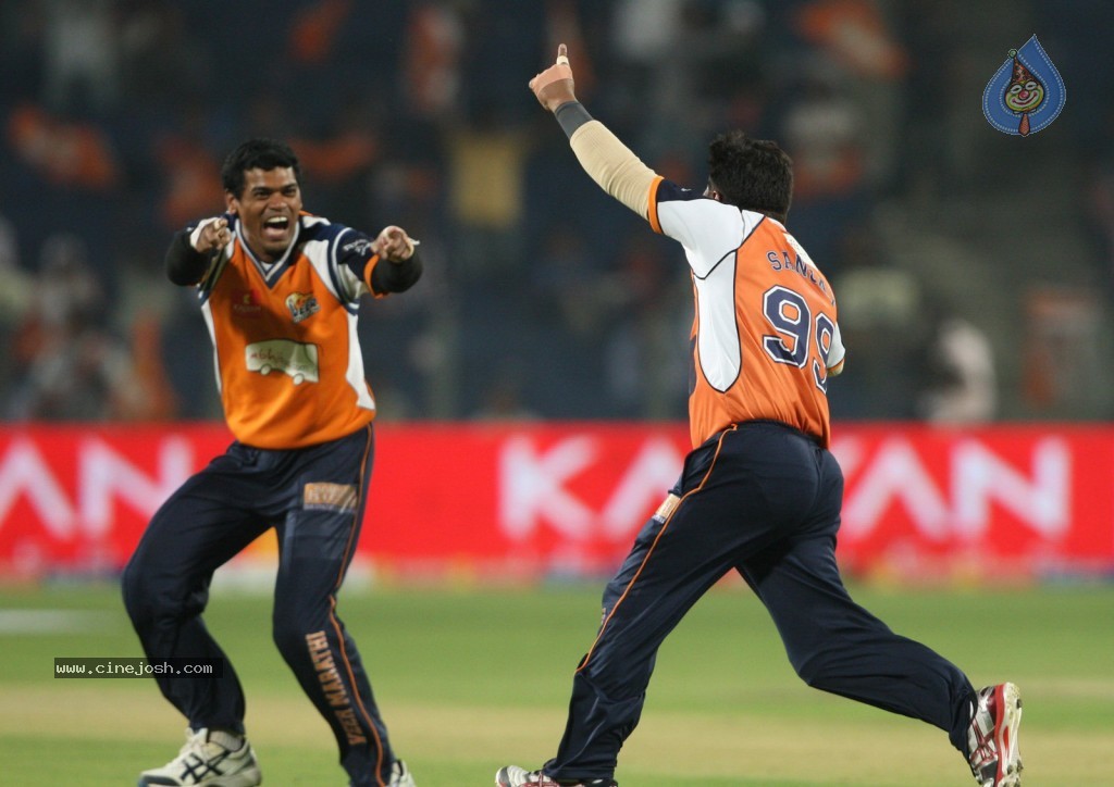 Veer Marathi vs Mumbai Heroes Match - 7 / 96 photos