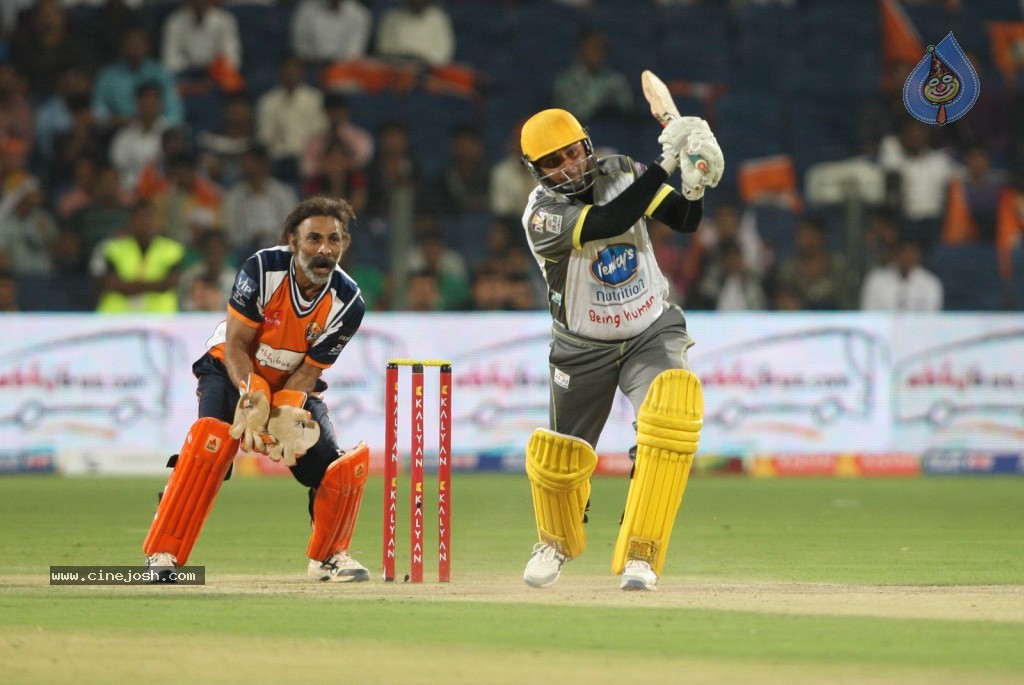 Veer Marathi vs Mumbai Heroes Match - 12 / 96 photos