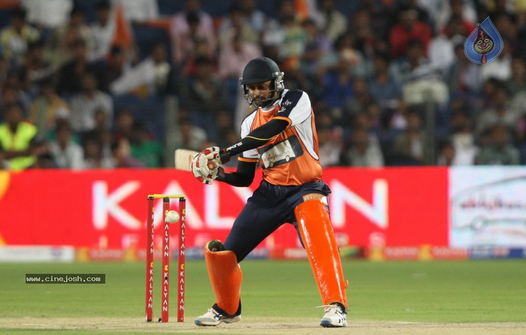 Veer Marathi vs Mumbai Heroes Match - 80 / 96 photos