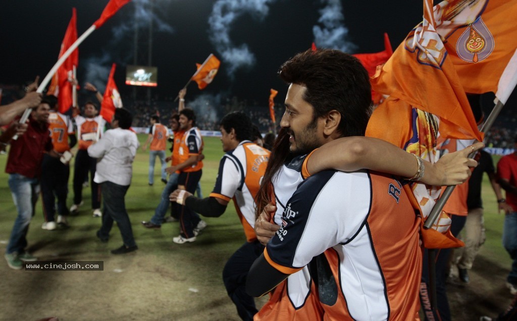 Veer Marathi vs Mumbai Heroes Match - 93 / 96 photos
