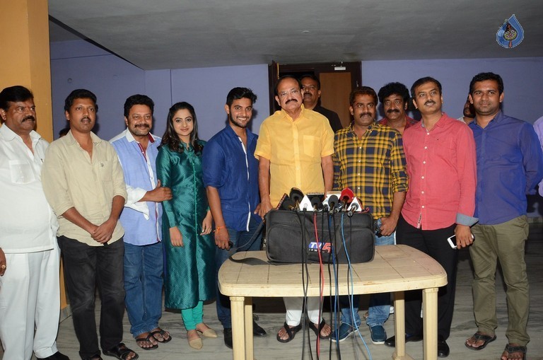 Venkaiah Naidu watches Chuttalabbayi Movie - 9 / 27 photos