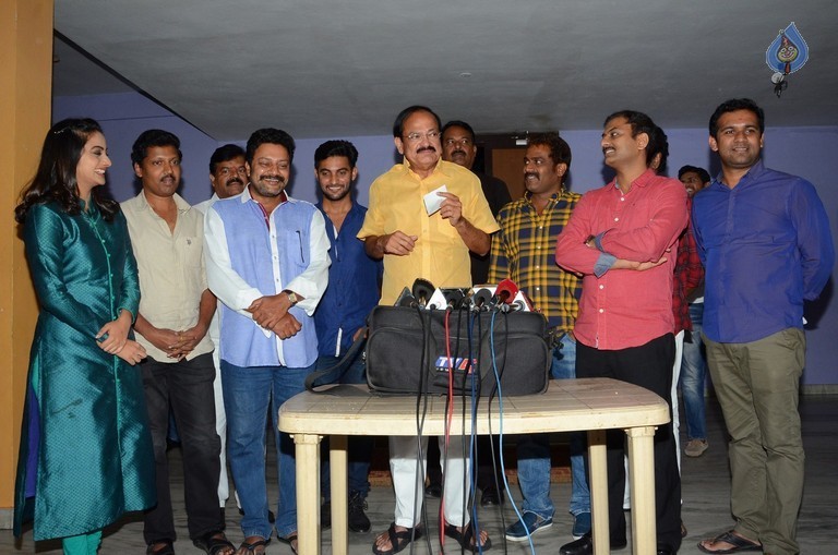 Venkaiah Naidu watches Chuttalabbayi Movie - 10 / 27 photos