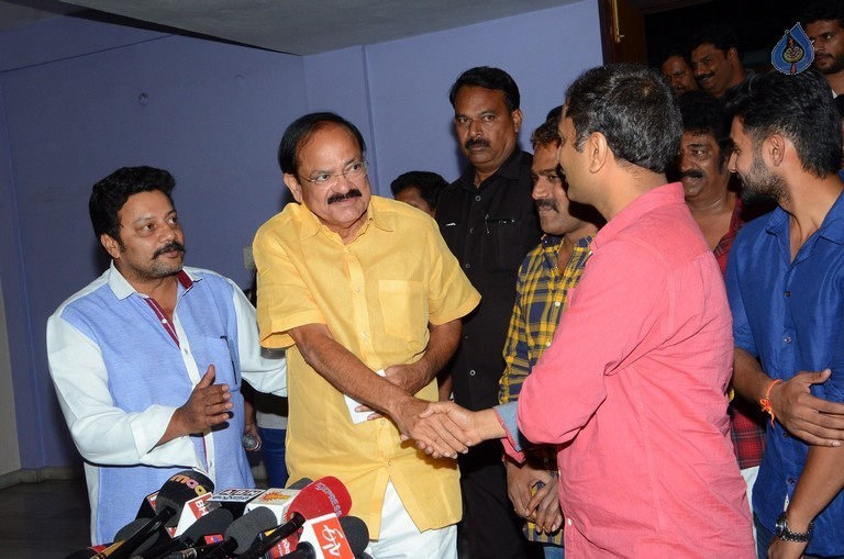 Venkaiah Naidu watches Chuttalabbayi Movie - 18 / 27 photos