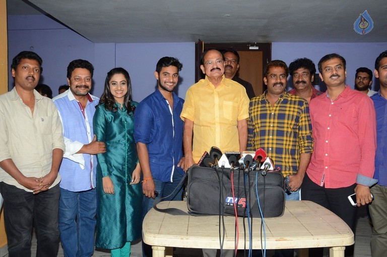 Venkaiah Naidu watches Chuttalabbayi Movie - 19 / 27 photos