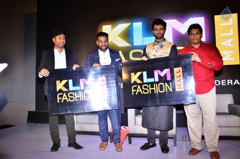 Vijay Devarakonda at KLM Mall Logo Launch event - 6 / 34 photos