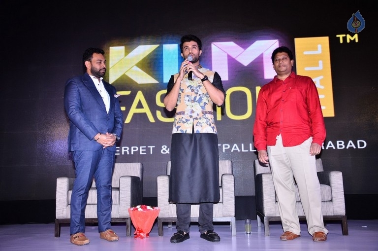 Vijay Devarakonda at KLM Mall Logo Launch event - 10 / 34 photos
