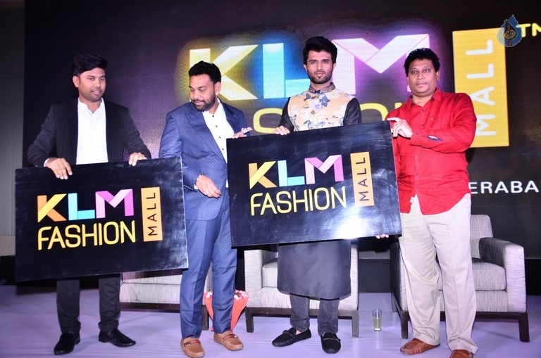 Vijay Devarakonda at KLM Mall Logo Launch event - 23 / 34 photos