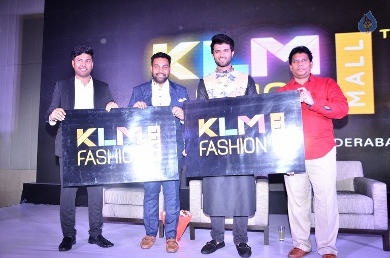Vijay Devarakonda at KLM Mall Logo Launch event - 26 / 34 photos