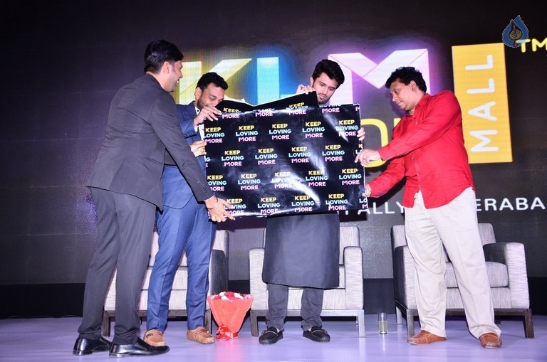 Vijay Devarakonda at KLM Mall Logo Launch event - 33 / 34 photos