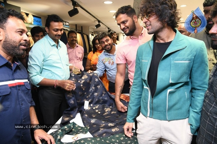 Vijay Devarakonda Launches KLM Shopping Mall - 1 / 38 photos