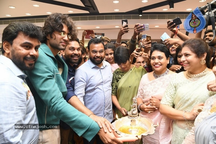 Vijay Devarakonda Launches KLM Shopping Mall - 3 / 38 photos
