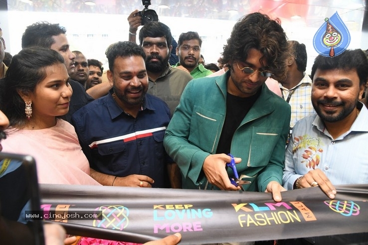 Vijay Devarakonda Launches KLM Shopping Mall - 5 / 38 photos