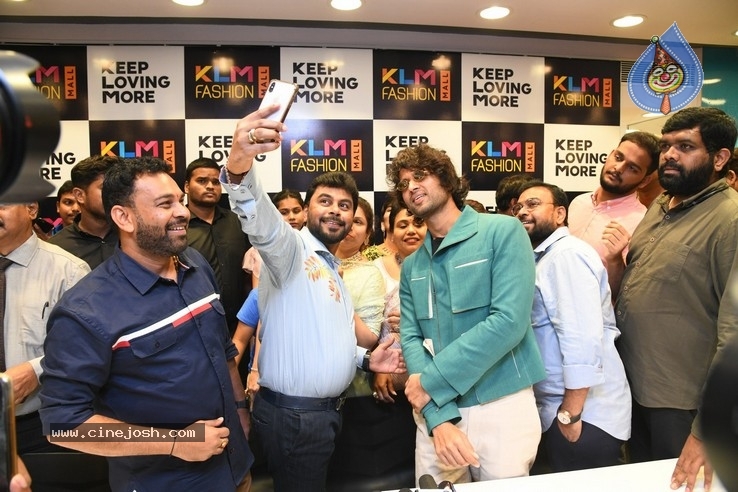 Vijay Devarakonda Launches KLM Shopping Mall - 6 / 38 photos