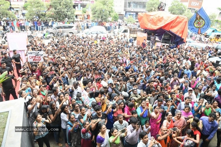 Vijay Devarakonda Launches KLM Shopping Mall - 7 / 38 photos