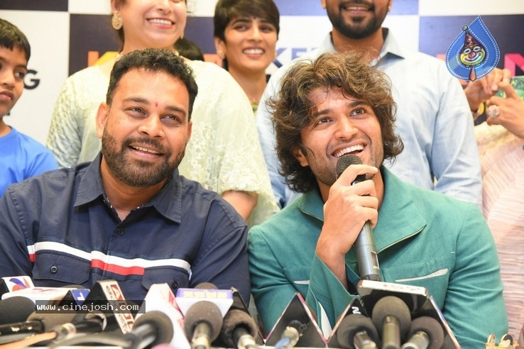 Vijay Devarakonda Launches KLM Shopping Mall - 8 / 38 photos