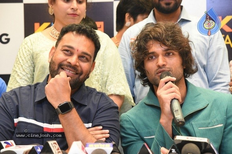 Vijay Devarakonda Launches KLM Shopping Mall - 9 / 38 photos