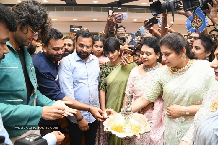 Vijay Devarakonda Launches KLM Shopping Mall - 10 / 38 photos