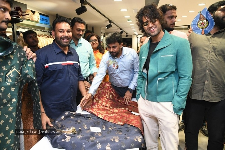 Vijay Devarakonda Launches KLM Shopping Mall - 11 / 38 photos