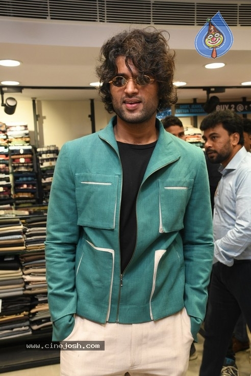 Vijay Devarakonda Launches KLM Shopping Mall - 12 / 38 photos