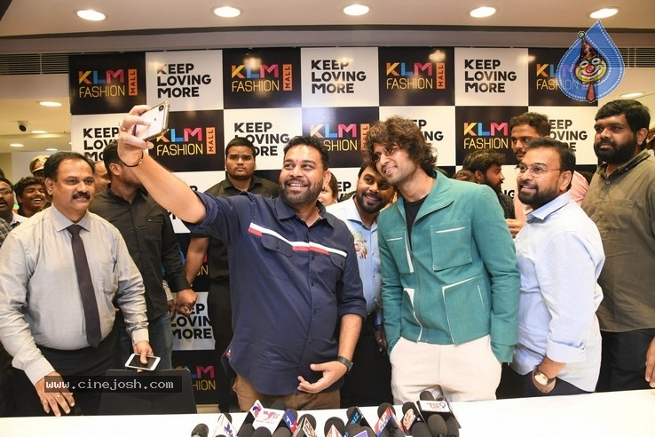 Vijay Devarakonda Launches KLM Shopping Mall - 13 / 38 photos