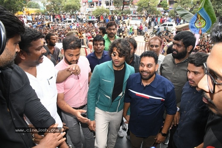 Vijay Devarakonda Launches KLM Shopping Mall - 15 / 38 photos