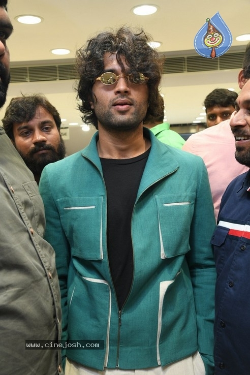 Vijay Devarakonda Launches KLM Shopping Mall - 17 / 38 photos