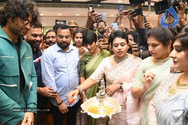Vijay Devarakonda Launches KLM Shopping Mall - 18 / 38 photos