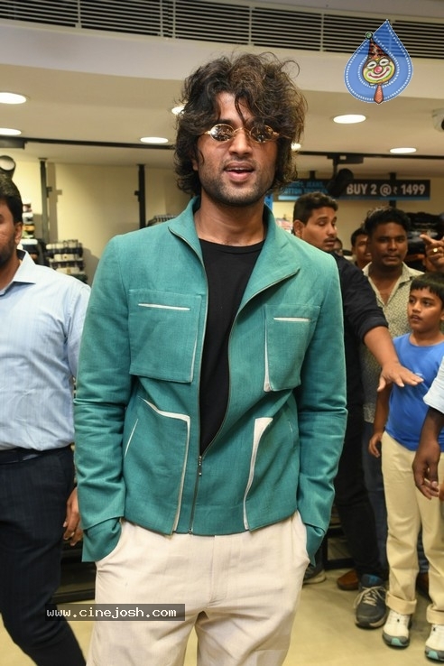 Vijay Devarakonda Launches KLM Shopping Mall - 20 / 38 photos