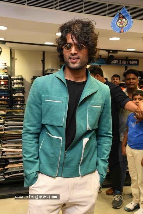 Vijay Devarakonda Launches KLM Shopping Mall - 21 / 38 photos