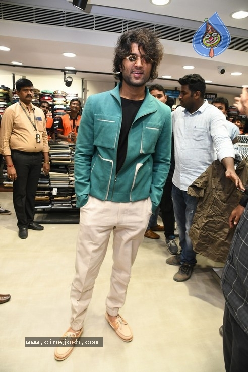 Vijay Devarakonda Launches KLM Shopping Mall - 29 / 38 photos