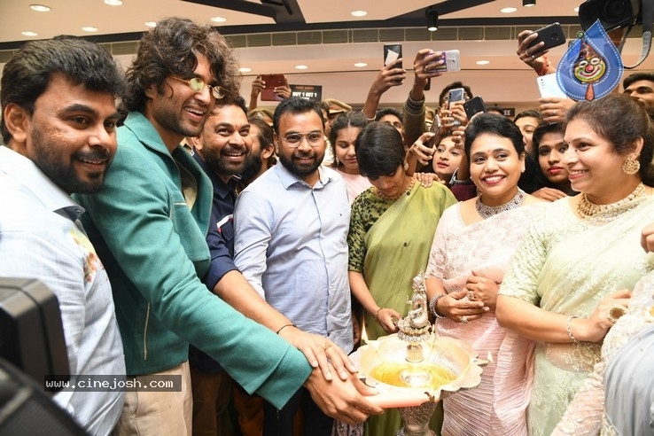 Vijay Devarakonda Launches KLM Shopping Mall - 31 / 38 photos
