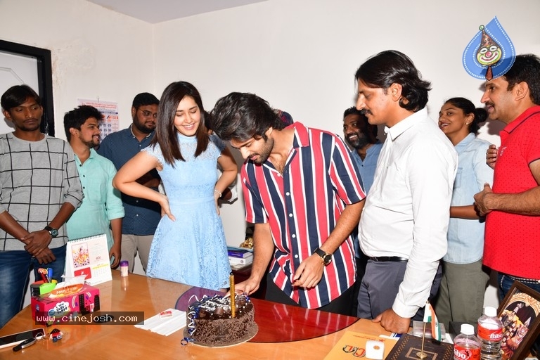 Vijay Deverakonda Birthday Celebrations - 3 / 7 photos