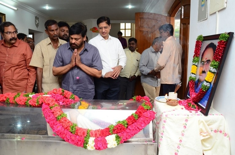 Vijaya Bapineedu Condolences Photos - 7 / 42 photos