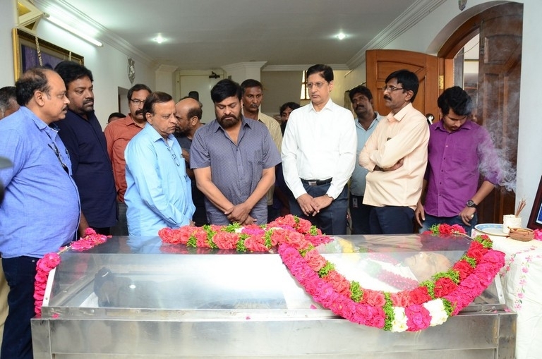 Vijaya Bapineedu Condolences Photos - 9 / 42 photos