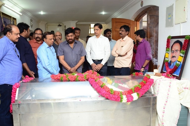 Vijaya Bapineedu Condolences Photos - 14 / 42 photos