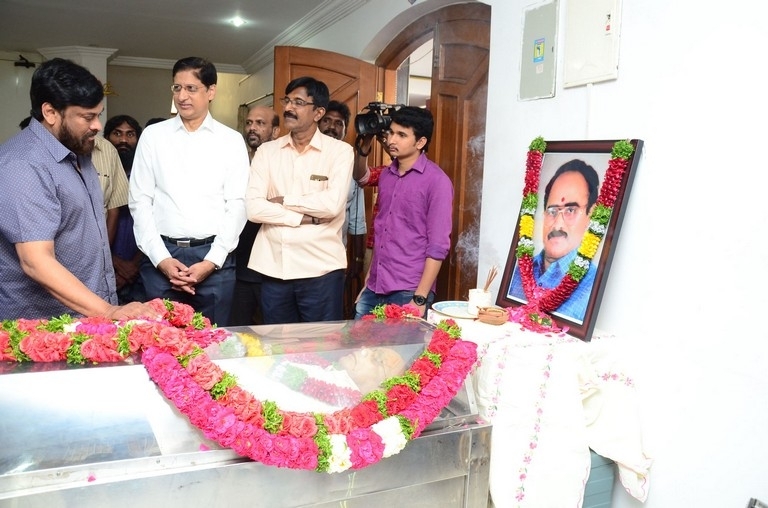 Vijaya Bapineedu Condolences Photos - 15 / 42 photos