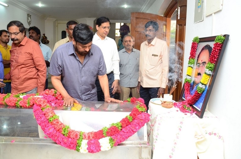 Vijaya Bapineedu Condolences Photos - 16 / 42 photos