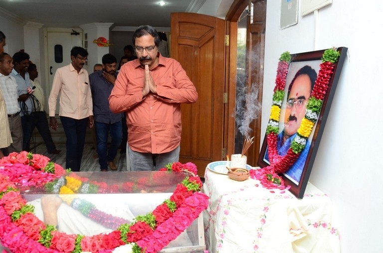 Vijaya Bapineedu Condolences Photos - 17 / 42 photos