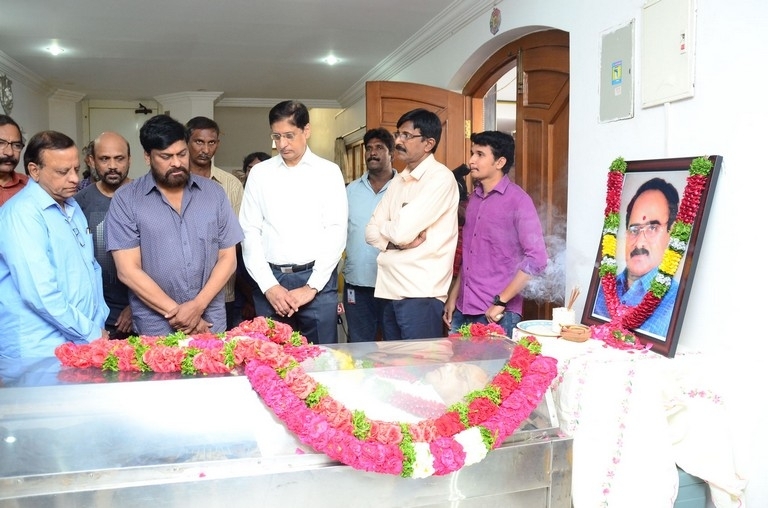 Vijaya Bapineedu Condolences Photos - 21 / 42 photos
