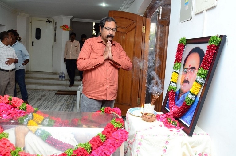 Vijaya Bapineedu Condolences Photos - 25 / 42 photos