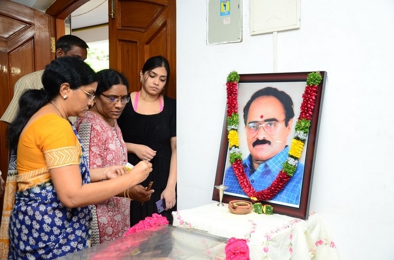 Vijaya Bapineedu Condolences Photos - 26 / 42 photos