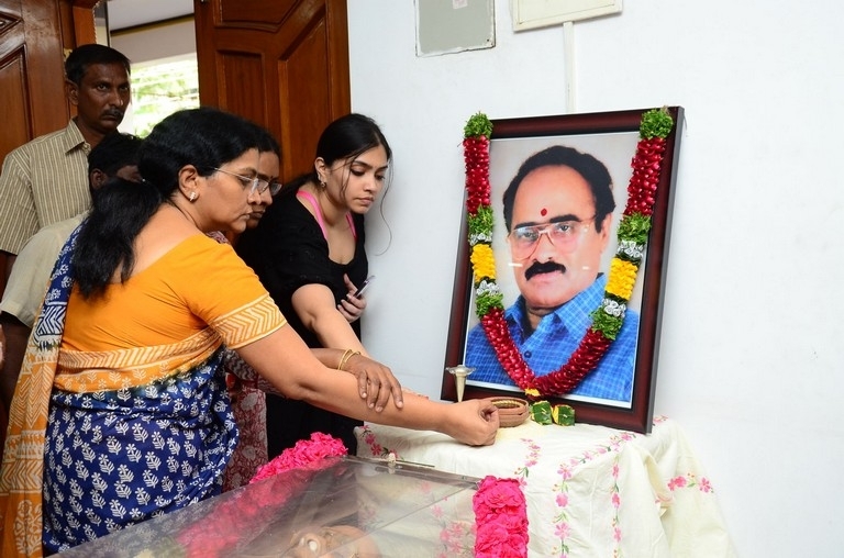 Vijaya Bapineedu Condolences Photos - 28 / 42 photos