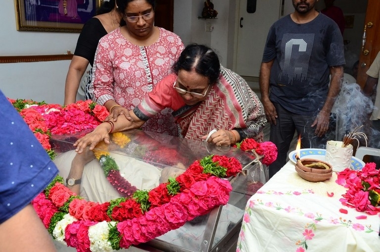 Vijaya Bapineedu Condolences Photos - 29 / 42 photos