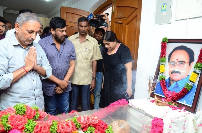 Vijaya Bapineedu Condolences Photos - 39 / 42 photos