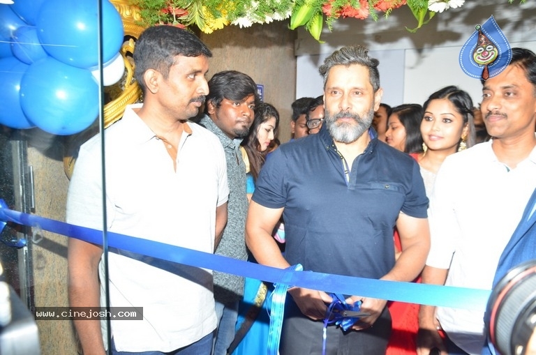 Vikram Launches Fitness Laboratory - 6 / 8 photos