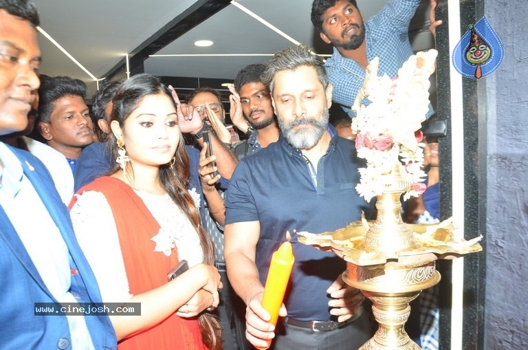 Vikram Launches Fitness Laboratory - 7 / 8 photos